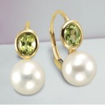 Ohrbrisur aus 333 Gelbgold mit Peridot Steinen und Süsswasser Perlen