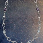 Ein schönes Collier aus 375 Weißgold 43 cm Blautopas/Amethyst