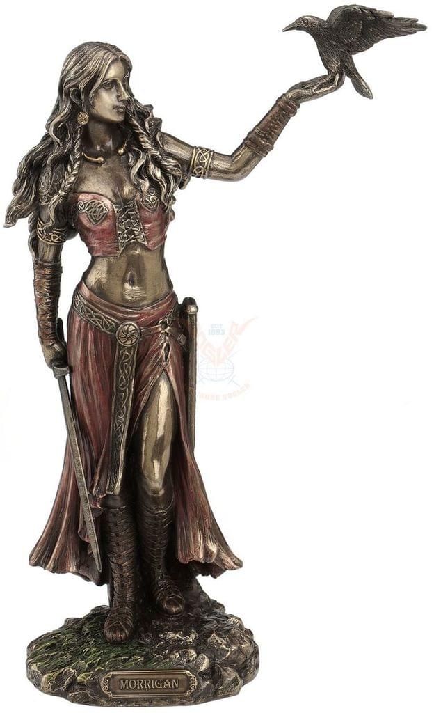 Kriegsgöttin Morrigan mit Krähe Figur aus Polyresin