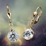 Elegante Ohrhänger 333 Gelbgold 2,8 cm mit schönen Zirkonias