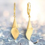 333 Gold Ohrhänger im schönen gedrehten Muscheldesign 8 Karat